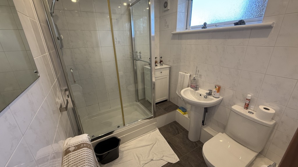 Lot: 87 - VACANT TWO-BEDROOM GROUND FLOOR FLAT IN CONVENIENT RESIDENTIAL LOCATION - Internal view of shower room